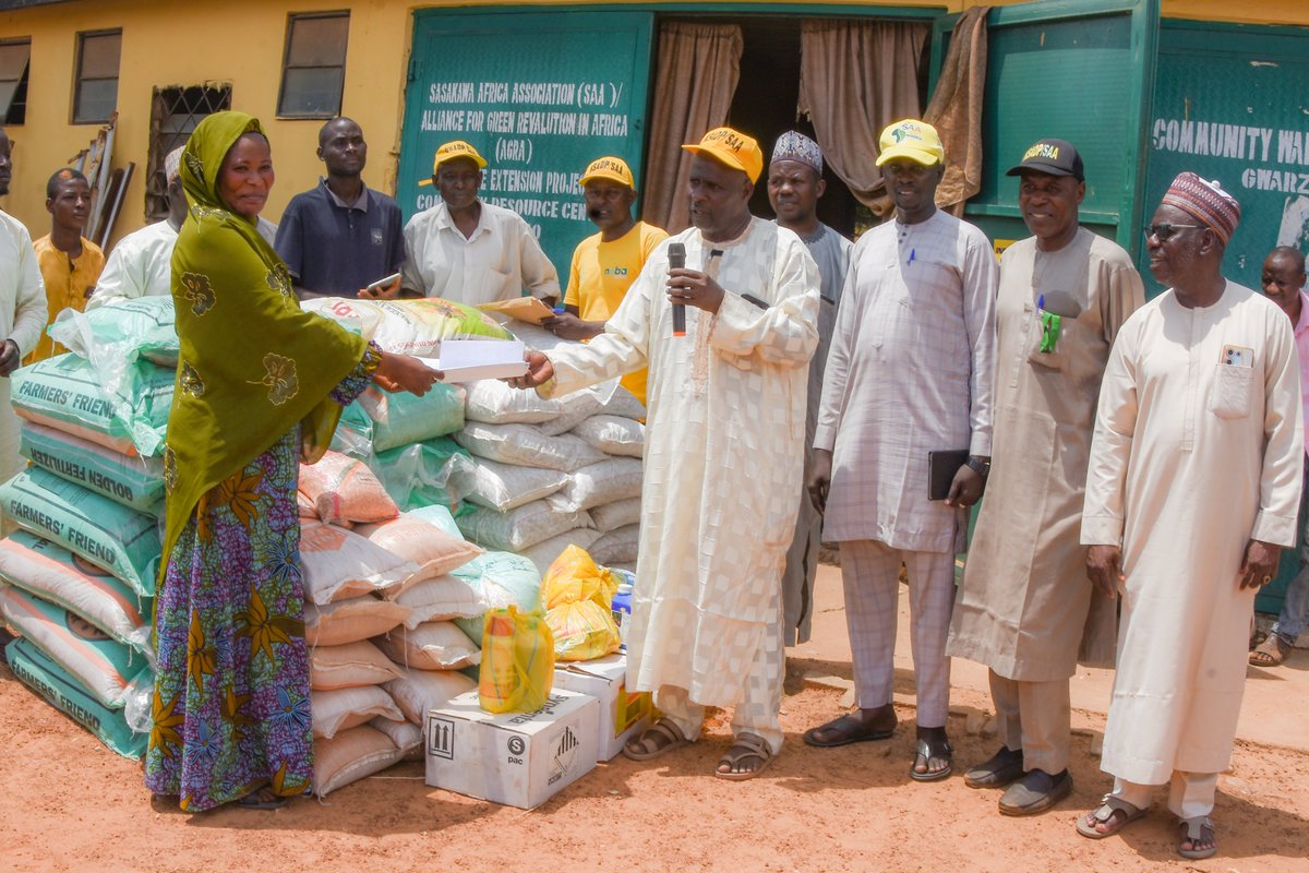 KanoPastoral's tweet image. As part of an initiative to ensure a sustainable food supply at the household level, KSADP funded by #IsDB & #LLF has continued to support smallholder farmers in Kano with improved seeds, fertilizers, and pesticides, for the 2025 wet season.
