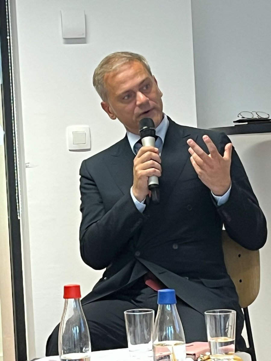 Evropa može kako hoće, ali mi moramo – jer nemamo više gde. Moramo da oslobodimo Srbiju od nasilničke mafije koja se predstavlja kao vlast. I moramo to učiniti na izborima koji moraju biti bar minimalno slobodni. 

Zato smo zahvalni svakome u Evropi ko to razume i ko ne okreće