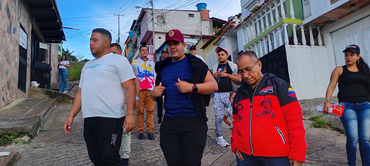 Gran Polo Patriótico Simón Bolívar se mantiene firme en la defensa de nuestra patria. Desde el municipio Capacho Viejo la militancia calle a calle, respaldando al camarada Williams Parada candidato a la alcaldía.

#TupamaroEjemploDeLucha
#ComunaONada