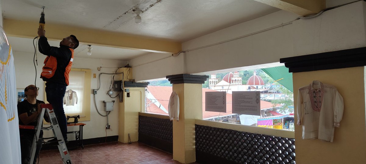 Hoy, 4 PM, segundo piso del Palacio Municipal: Tukyo'mët nëxëy - La camisa de Ayutla // Apuntes sobre identidad y bordados masculinos. Colaboración entre <a href="/Colmixe/">Colmix</a> y <a href="/MUSEO_TEXTIL/">MUSEO TEXTIL DE OAXACA</a> <a href="/FundacionAHHO/">Fundación Alfredo Harp Helú Oaxaca</a>