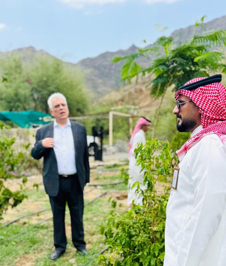 سعدت #تعاونية_البن_برجال_المع بإستقبال سعادة سفير فلسطين لدى المملكة السيد/ مازن غنيم بأحد مزارع البن برجال ألمع، حيث اطّلع على التجربة الزراعية الفريدة وجودة البن السعودي.

وتم تقديم نبذه مختصرة عن تاريخ زراعة البن بالمحافظة وعرض الخطط المستقبلية.
وقدمت الجمعية هدية تذكارية