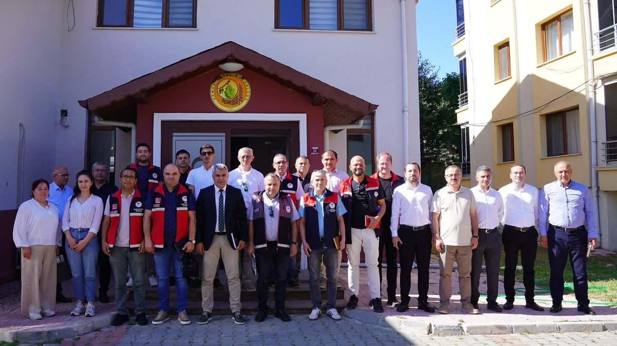 İl Müdürümüz Sayın Ahmet KILIÇ başkanlığında ve İl Müdür Yardımcımızın katılımıyla Hanönü ilçemizde düzenlenen İlçe Müdürleri Koordinasyon Toplantısı’nda, ilçe müdürlüklerimiz ve şube müdürlüklerimiz bir araya geldi.