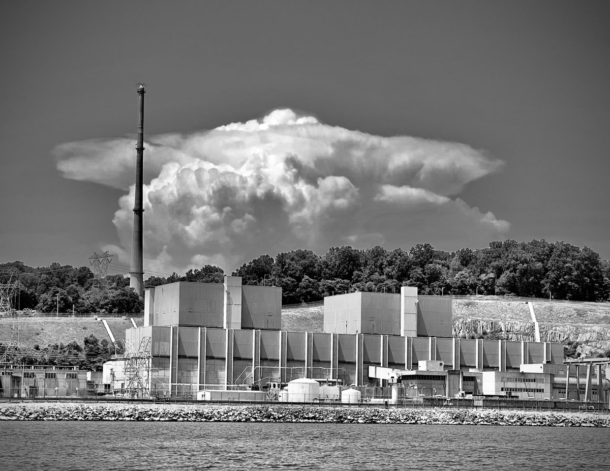 robevans_art's tweet image. Shot of Peach Bottom nuclear reactor from an excursion on the Susquehanna River yesterday…💫