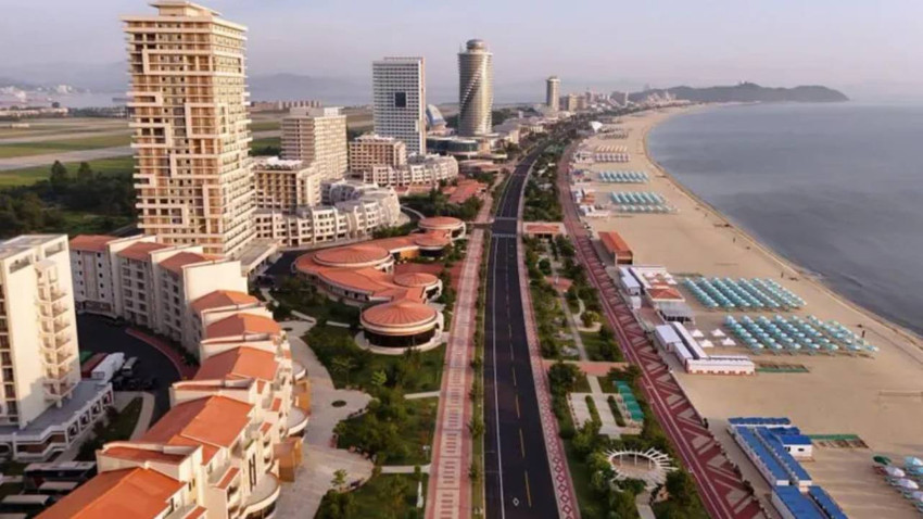 Kuzey Kore turistler için plajlarını açıyor | Devlet medyası: 20 bin ziyaretçiyi ağırlayabiliriz!

Kuzey Kore, lider Kim Jong-un’un turizm hamlesi olarak inşa ettirdiği Wonsan Kalma tatil köyünü 1 Temmuz’da açıyor. 20 bin kişilik kapasiteye sahip tesis, ülkeye döviz girişi