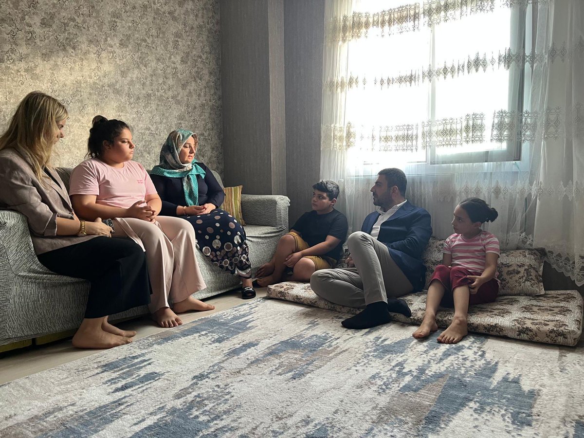 Başkanımız Sn. Av. Orhan Çelik ve Başkan Yardımcımız Derya Coşkun, yetim aile ziyaretlerimizi sürdürüyor.

Peygamber Efendimiz (s.a.v) buyuruyor:
"Yetimin başını okşayan, her saç teli kadar sevap kazanır." (Ahmed bin Hanbel)

Bir yetimin duası, bir ailenin gülümsemesi her şeye