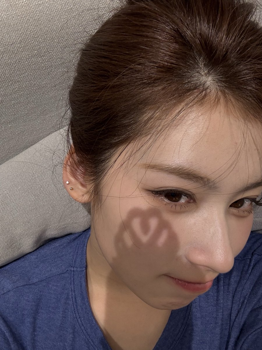 godmitzu's tweet photo. SANA SELCA WITH THE HEART SHADOW https://t.co/hoSwDMszQo