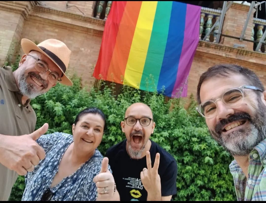 Ayer miércoles 25, nuestra asociación San Juan Diversa acudió al acto por el Orgullo LGTBIQ+, en la plaza de España de Sevilla. Nos recibió el delegado del gobierno, Pedro Fernández.
Seguimos y sumamos, ni un paso atrás‼️🏳️‍🌈🏳️‍⚧️ 

#MesDeLaDiversidad #NiUnPasoAtras  #sanjuandiversa