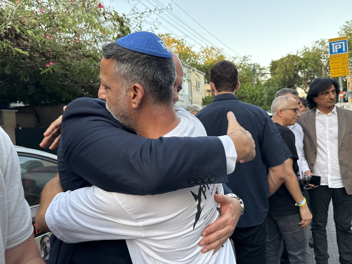 627 ימים ארוכים ומייסרים חיכו איילת, קובי, יאיר וכל משפחת סמרנו לרגע שבו יוכלו ללוות את יונתן האהוב בדרכו האחרונה ולהביאו סוף סוף למנוחת עולמים בקבר ישראל.

יונתן היה צעיר מלא חיים, יופי, וטוב לב. כל מי שפגש בו מספר על האור שהקרין, על שמחת החיים שידע להעניק, ועל חיוך אחד בלתי