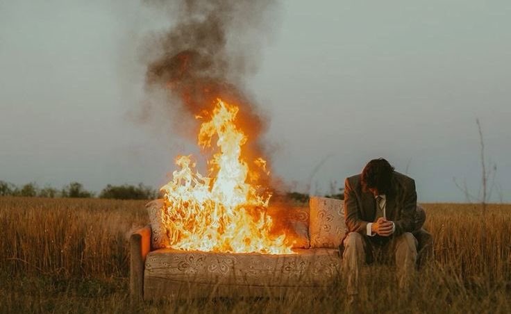 •Varamadık istediğimiz yere.
Arafta kaldı har yanımız...