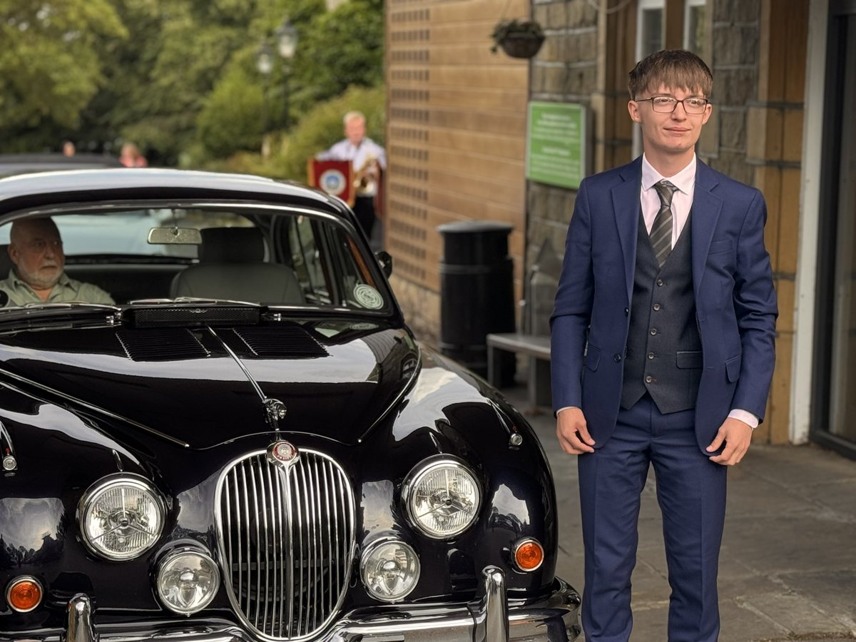 BBGAcademy's tweet image. Love the dresses and cars! #Prom2025