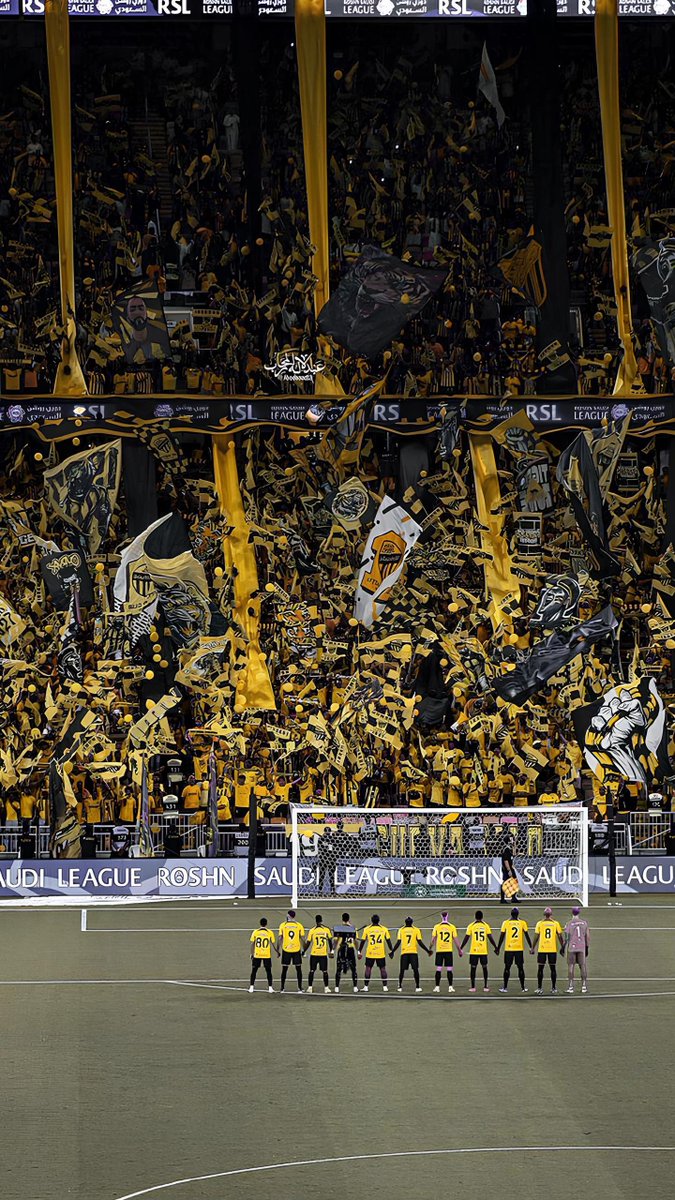 e23ci's tweet photo. ودعت بك عام مضى واقبلت بك عام جديد💛🖤 https://t.co/8xdiyZUN52