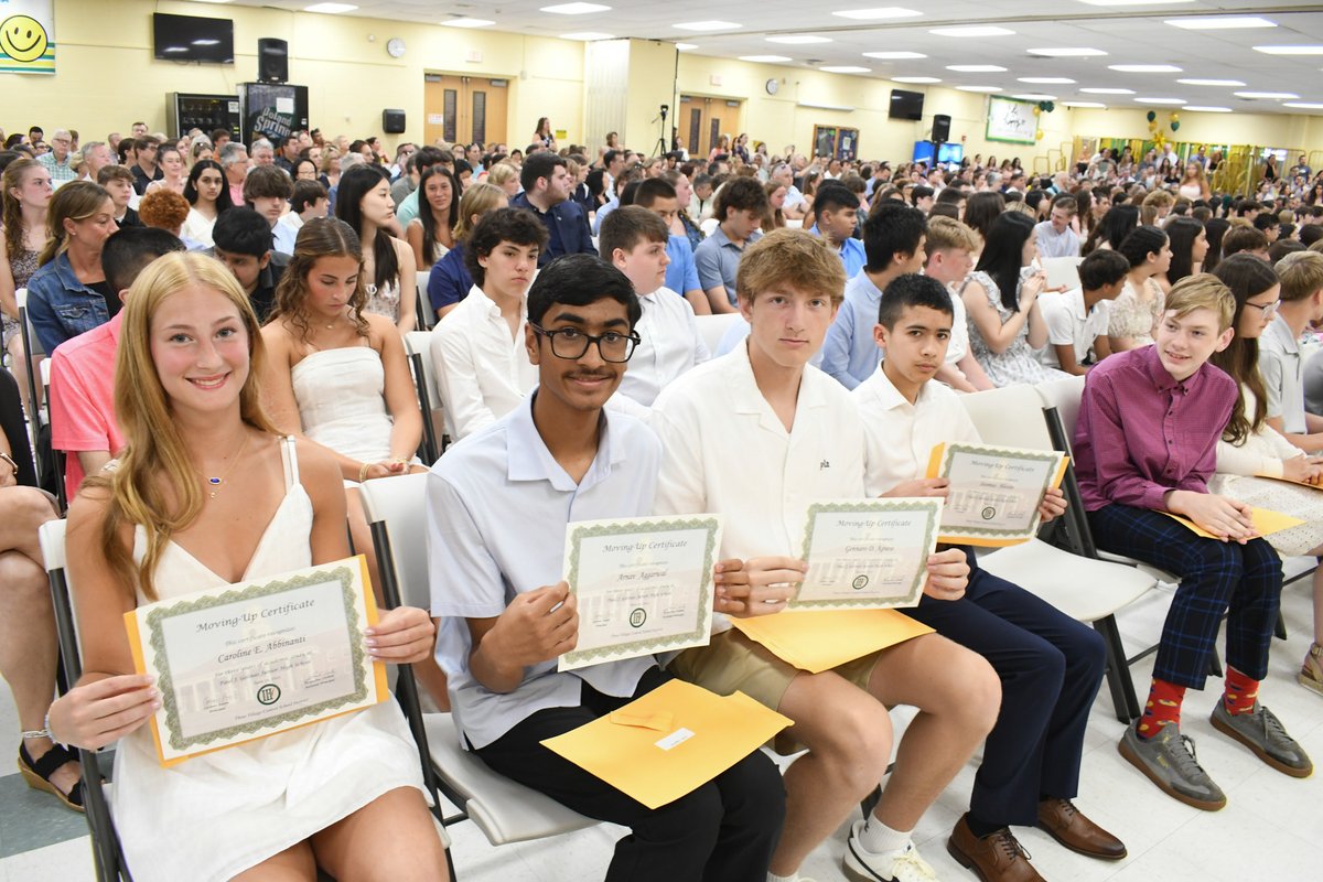 3vcsd's tweet image. Congratulations to the 8th and 9th grade students at Gelinas and Murphy who celebrated their Moving Up Ceremonies yesterday. These future Patriots are ready to take on their next chapter at Ward Melville High School! 💚💛