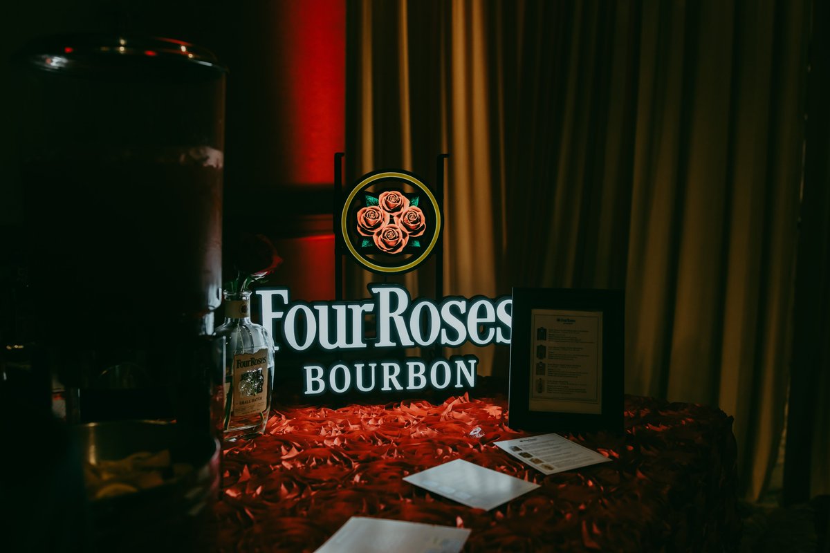 Unbridled_Eve's tweet image. A toast to timeless elegance. 🥃 We were honored to partner with Four Roses Bourbon, whose signature smoothness brought extra charm to the Unbridled Eve experience.

#UnbridledEve #UE25 #fourrosesbourbon #bourbonwhiskey