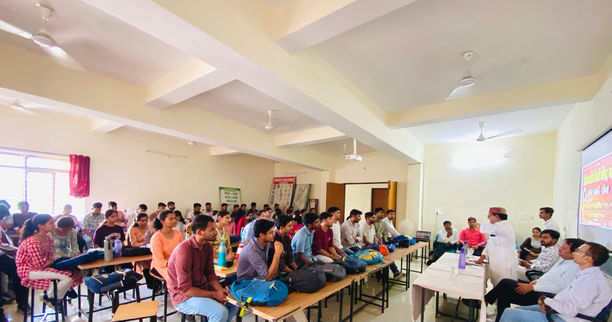 ABVPMK's tweet photo. अभाविप इकाई रीवा द्वारा पशु चिकित्सा महाविद्यालय में आपातकाल के 50 वर्ष पूर्ण होने पर संगोष्ठि का कार्यक्रम आयोजित किया गया।जिसमें मुख्य अतिथि आपातकाल के समय में 18 महीने कारावास मे रहे श्री सुभाष श्रीवास्तव जी व अभाविप रीवा के ज़िला प्रमुख डॉ योगेन्द्र तिवारी जी उपस्थित रहे। https://t.co/y8oklL8La5