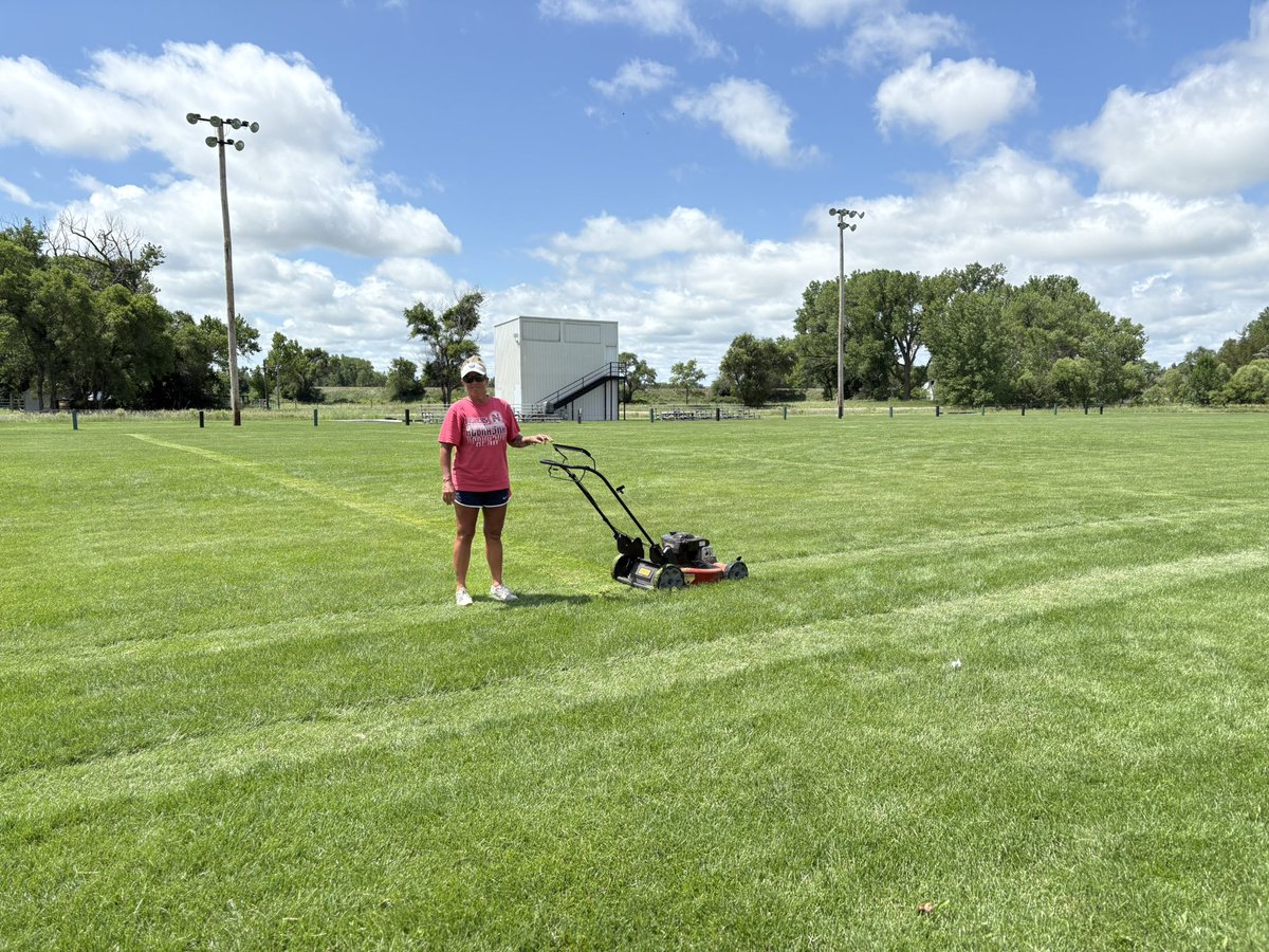 These ladies rule!  #momsRock Great work with lunch!!  Field looks beautiful 😍 She does an amazing job 12 years running!!  💪 <a href="/STKnights/">S-T Knights</a>
