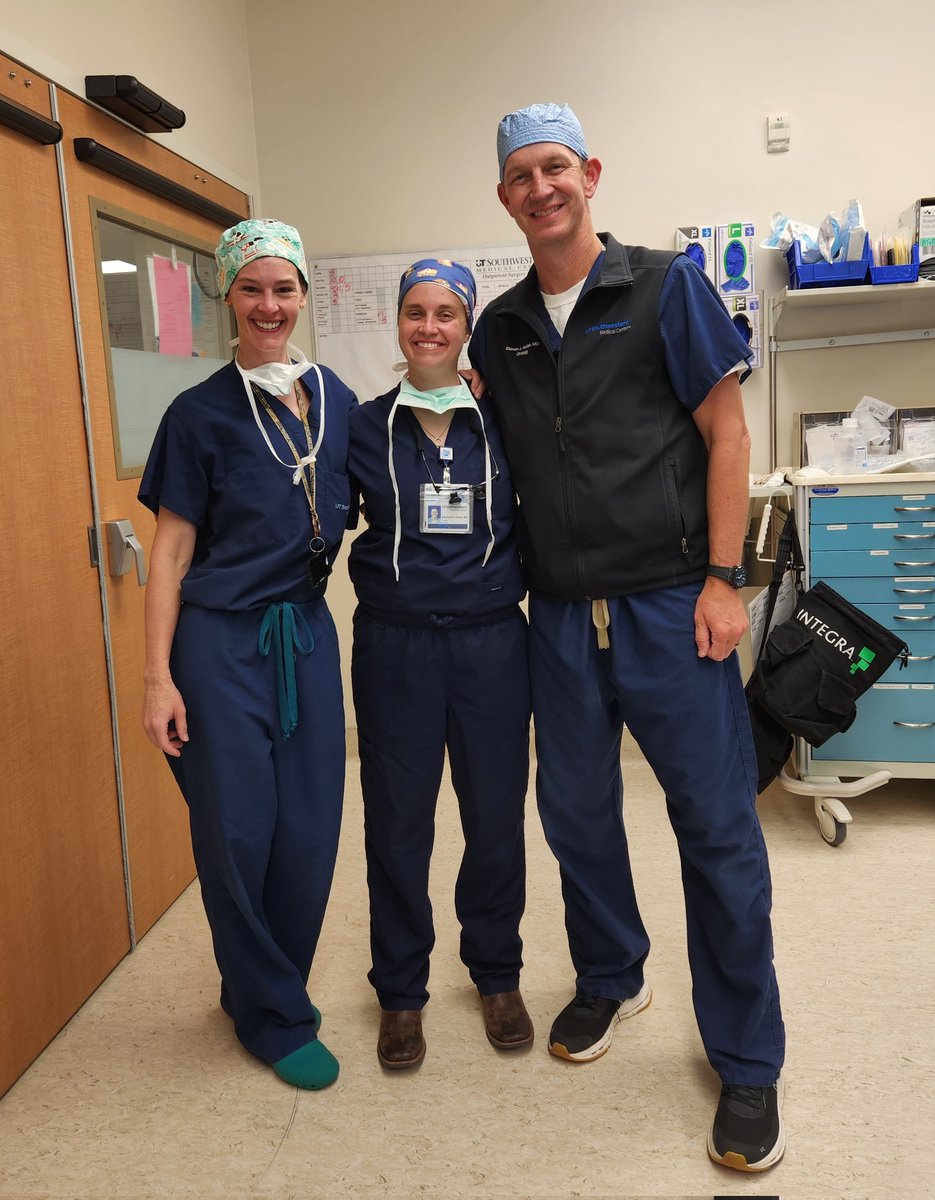 SJHudak's tweet image. Bittersweet week, as we say goodbye to our graduating @SocietyGURS Fellow, @Allyhertz.
@MaiasaurusRex and I are so proud of all she's accomplished with us here @UTSWUrology and are beyond excited to see the great things she will bring to @UIowa_urology