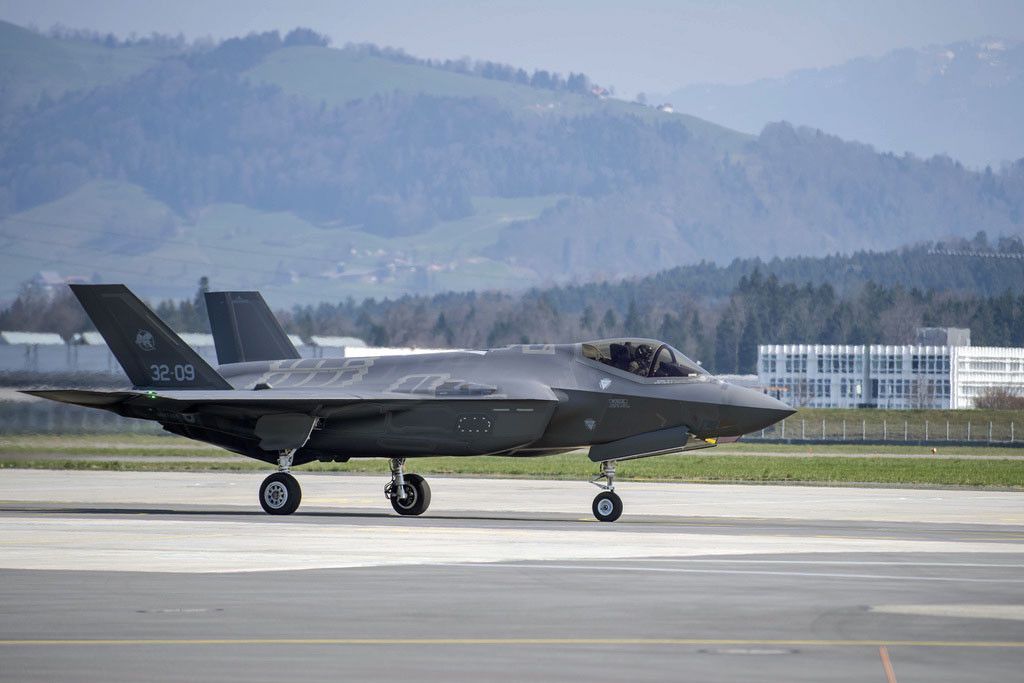 thibame's tweet image. Face à l’exigence des États-Unis 🇺🇲 d’alourdir la facture des F-35, la Suisse 🇨🇭 découvre le prix de son choix. 🤑

Avec le Rafale, fleuron français, elle aurait volé haut, en souveraineté et sans surcoût imprévu. Ironie d’un ciel mal négocié ! 😅

#Rafale #Défense #Puissance  💪