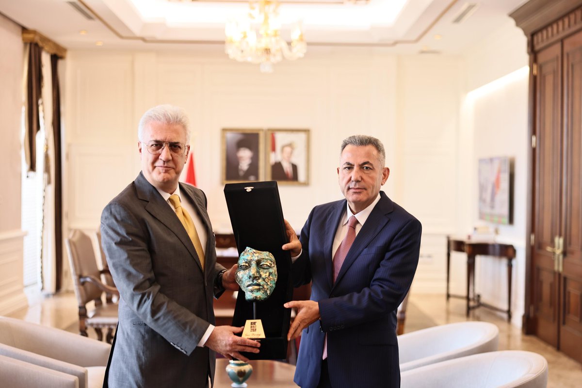 “Dracula” Temsili Öncesi Sanat Sohbeti: Tamer Karadağlı İzmir Valisi ile Bir Araya Geldi

🔗 l24.im/QdGH