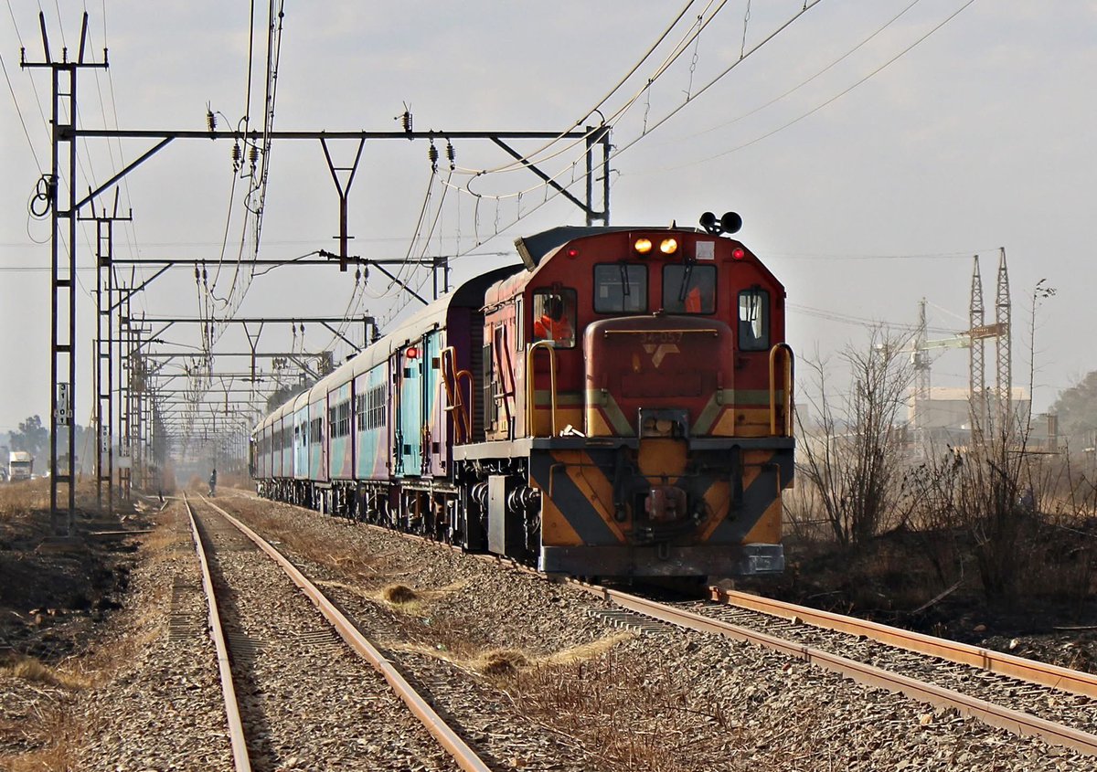 RailFan SA (@jimmyrailfan) on Twitter photo <a href="/ShosholozaPRASA/">Shosholoza Meyl PRASA</a> Spotted between Kliprivier and Redan Today Heading To East London.❤️
📸: Logan Andre
#ShosholozaMeyl
#Railfan
#SouthAfricaRail
#Prasa
#Transnet <a href="/ShosholozaPRASA/">Shosholoza Meyl PRASA</a> Spotted between Kliprivier and Redan Today Heading To East London.❤️
📸: Logan Andre
#ShosholozaMeyl
#Railfan
#SouthAfricaRail
#Prasa
#Transnet