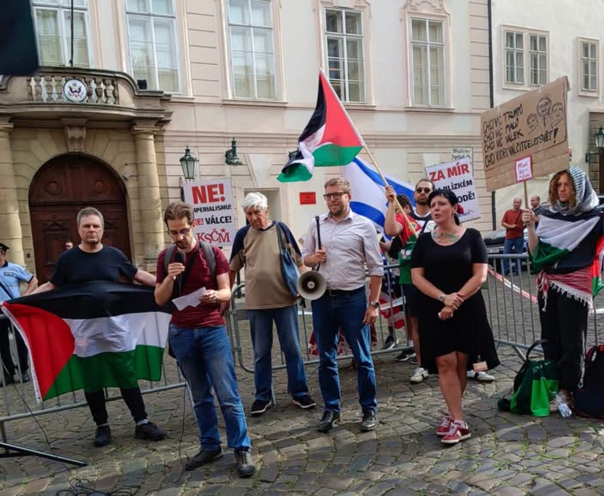 Komunisti si před americkou ambasádou před volbami dnes hráli na propalestinské aktivisty…kolik idiotů jim na to naskočí?