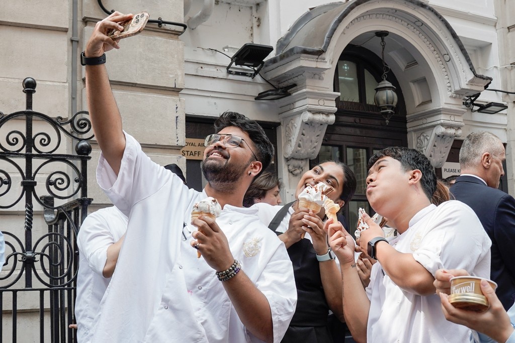TheRAFClub's tweet image. Staff Ice Cream 🍦
What’s the best way to beat the London heat? With ice cream, of course!
A big thank you to our amazing People and Culture team for surprising us with a lunchtime visit from an ice cream van for all the staff at the Royal Air Force Club.