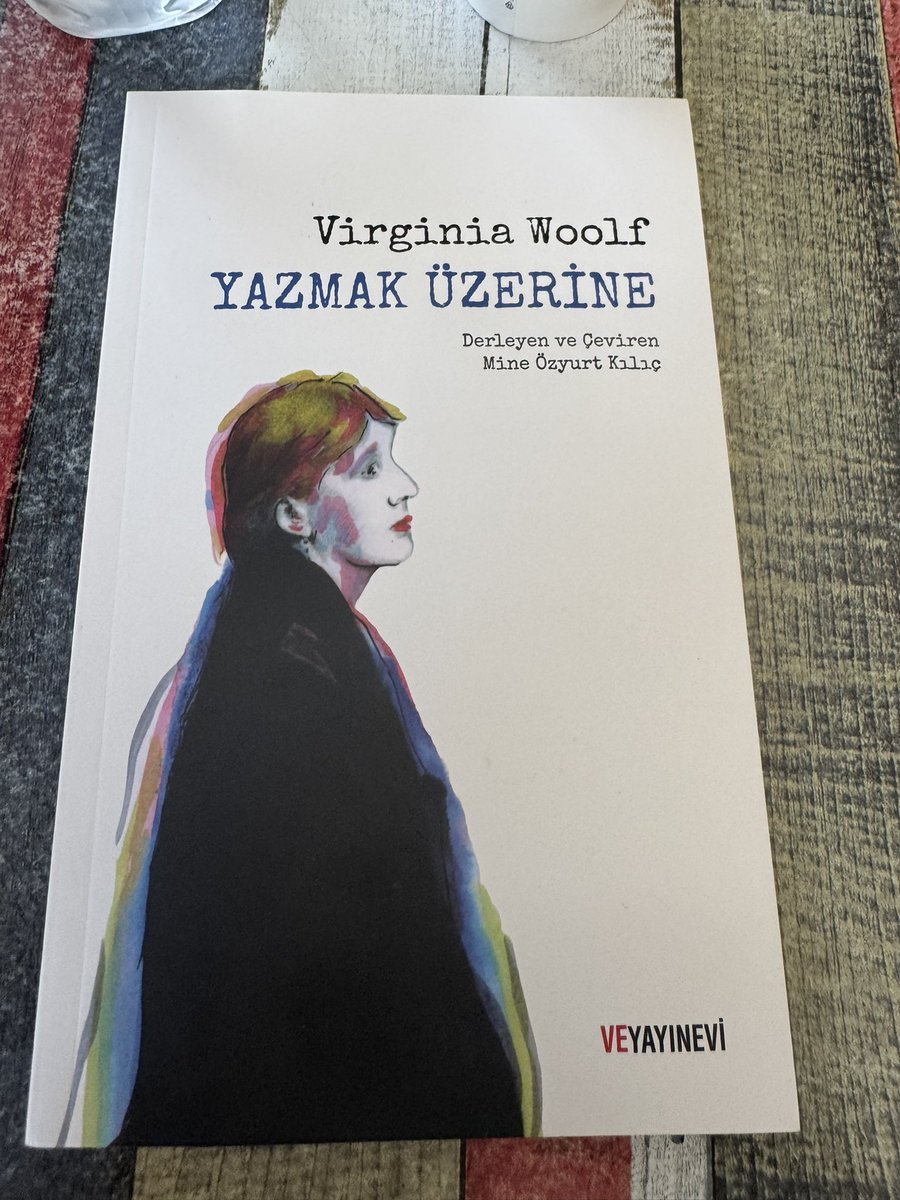 #YazmakÜzerine #VirginiaWoolf

Sevgili kuzenim Mine Özyurt Kılıç’ın derleyip Türkçemize kazandırdığı harika bir deneme kitabı.
Emeğine ve katkılarına kalpten teşekkürler Mine.

Kitaba ulaşmak için:
veyayinevi.com/urun/yazmak-uz…
kitapyurdu.com/kitap/yazmak-u…