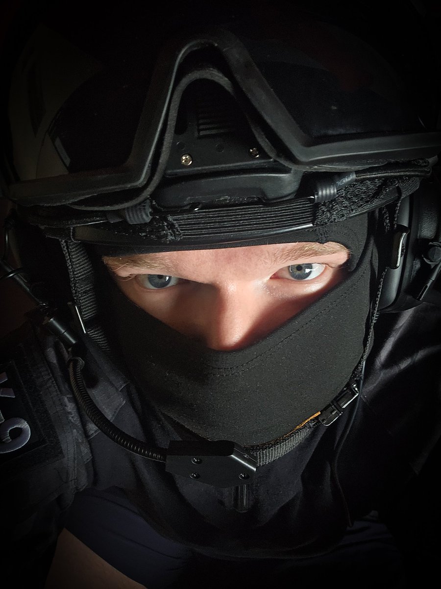Heyy 👀🥹 can i get your bone pls? 🤤

#tacticalgear #gay #tactical #swat #boykisser #single