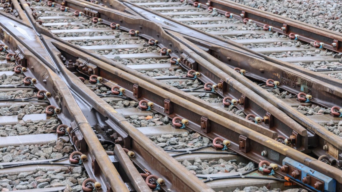 London Euston (@networkraileus) on Twitter photo 🚨If you're travelling on the West Coast Main Line, please check your journey with <a href="/nationalrailenq/">National Rail</a>
‼️This evening and throughout tomorrow, we'll be having a two (not four) track railway
🔗For more details, visit -shorturl.at/zkDON
#MiltonKeynes #NetworkRail 🚨If you're travelling on the West Coast Main Line, please check your journey with <a href="/nationalrailenq/">National Rail</a>
‼️This evening and throughout tomorrow, we'll be having a two (not four) track railway
🔗For more details, visit -shorturl.at/zkDON
#MiltonKeynes #NetworkRail