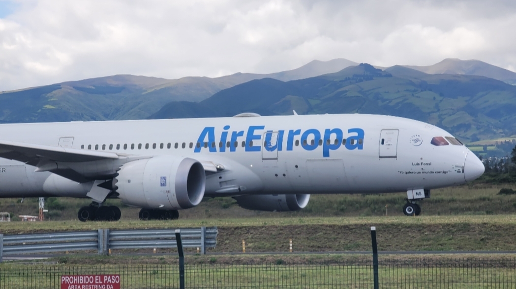 Hoy Air Europa inició sus vuelos directos entre Quito y Madrid con 3 frecuencias semanales operadas en aviones Boeing 787, despegando hoy con 252 pasajeros. Fotos enviado especial <a href="/Diogo_NMS/">Diogo da Conceição 🇪🇨🇵🇹✈📸</a>. Más detalles sobre la ruta y horarios en el blog 👇 nlarenas.com/2025/02/air-eu…