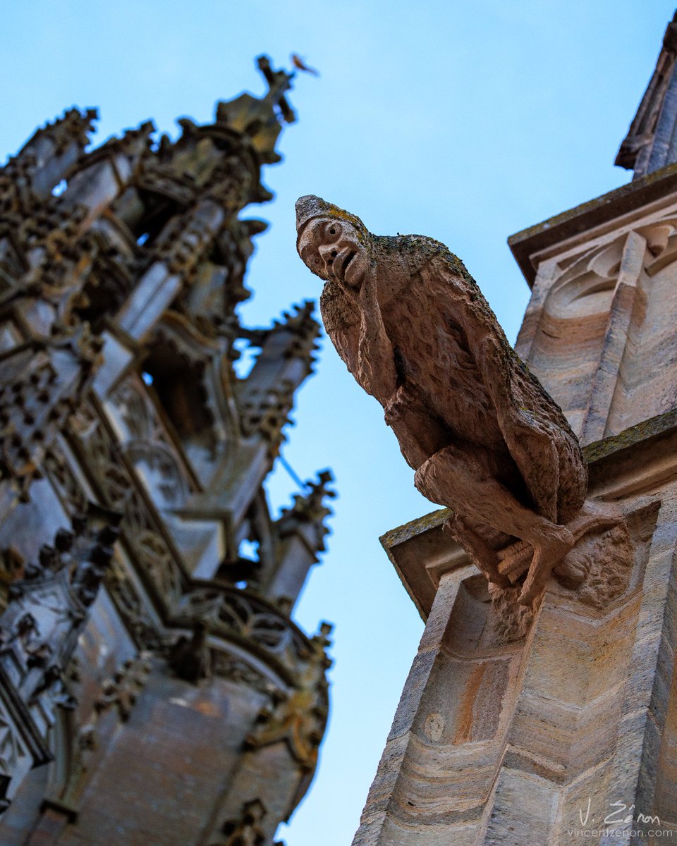 "Les pierres composent un texte sacré, un langage particulier auquel il faut s'adapter par une conversion du regard. Chaque homme possède en lui un signe, une lettre de l'alphabet. Seul, il ne peut rien." 

aux abords de Sanctuaire Notre Dame de l'Epine
©vincentzenon.com