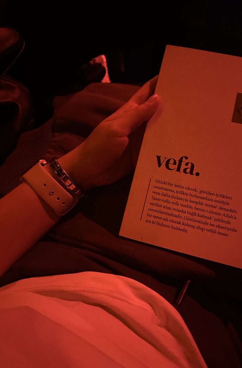 Uzun yol ve kitap eşliğinde dinlenen Sezen Aksu yeni albüm.. daha iyi bir terapi olamazdı🫠❤️‍🔥