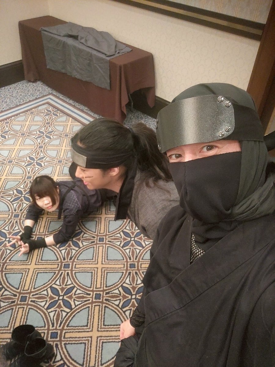 昨晩は京都ブライトンホテル｢カディーコート｣にて学会後のディナーショーに #忍者隠密隊 の正重殿と皐月殿と #忍者ショー をご披露

とても楽しんで頂けました

著名な先生方も #刀印 でニン

海外ではその道のスペシャリストを｢Ninja｣と呼ぶとか呼ばないとか
道は違えど同胞となれた気分でした