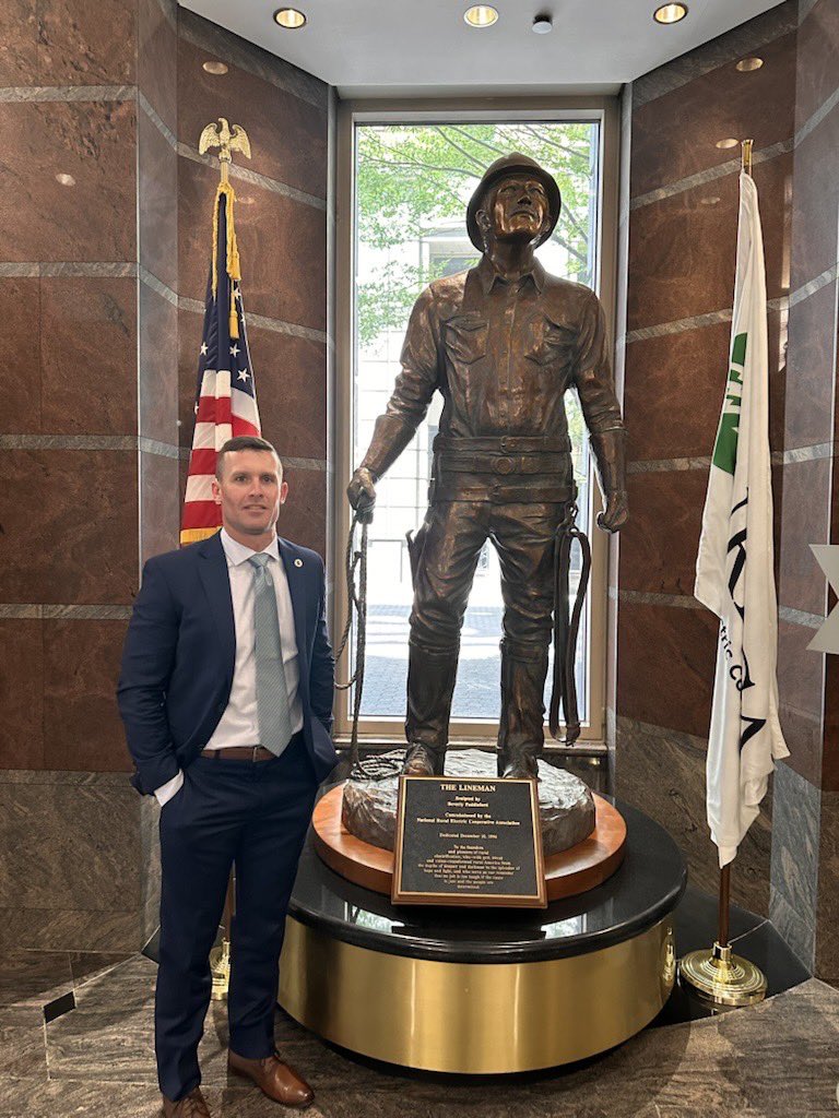 TNELECTRIC's tweet image. Zach Stewart with @SValleyEC has been spotted on stage at the White House for President Trump’s One, Big, Beautiful Event! We are proud of this third generation lineworker out of South Pittsburg for the work he does and for this honor!