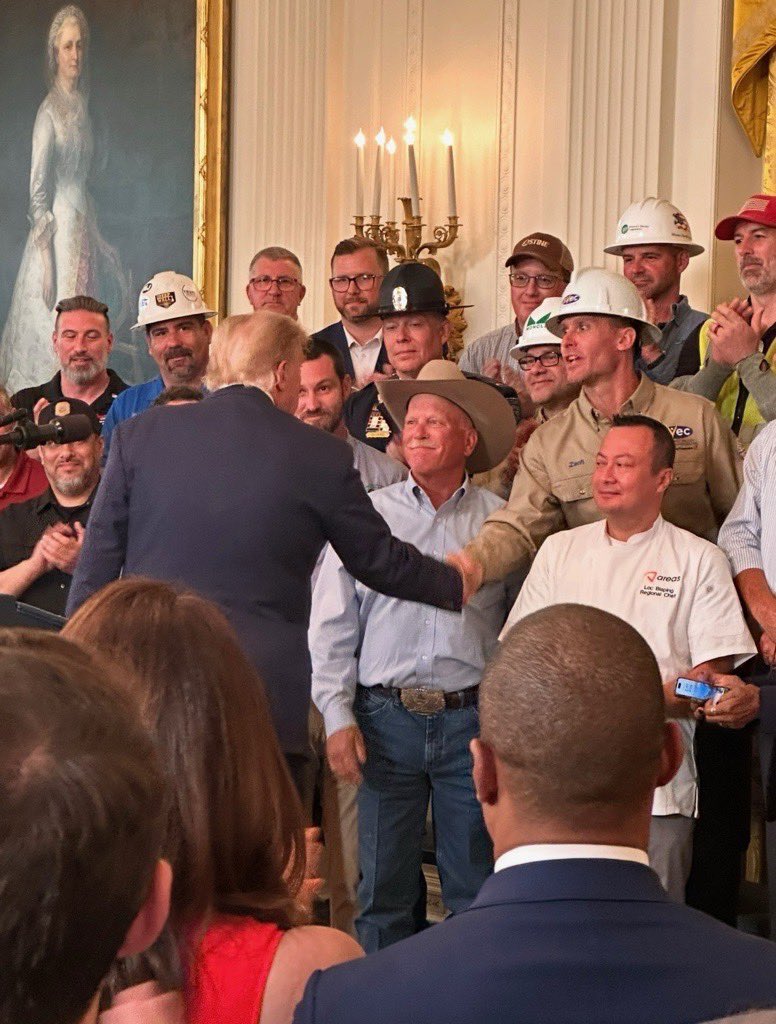 TNELECTRIC's tweet image. Zach Stewart with @SValleyEC has been spotted on stage at the White House for President Trump’s One, Big, Beautiful Event! We are proud of this third generation lineworker out of South Pittsburg for the work he does and for this honor!