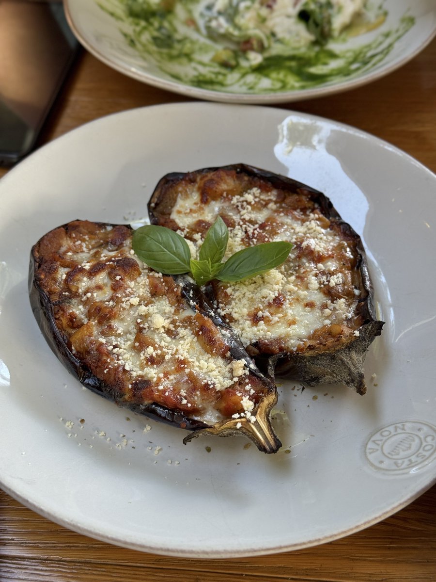 Дождь прогулкам не помеха. И красивым платьям тоже