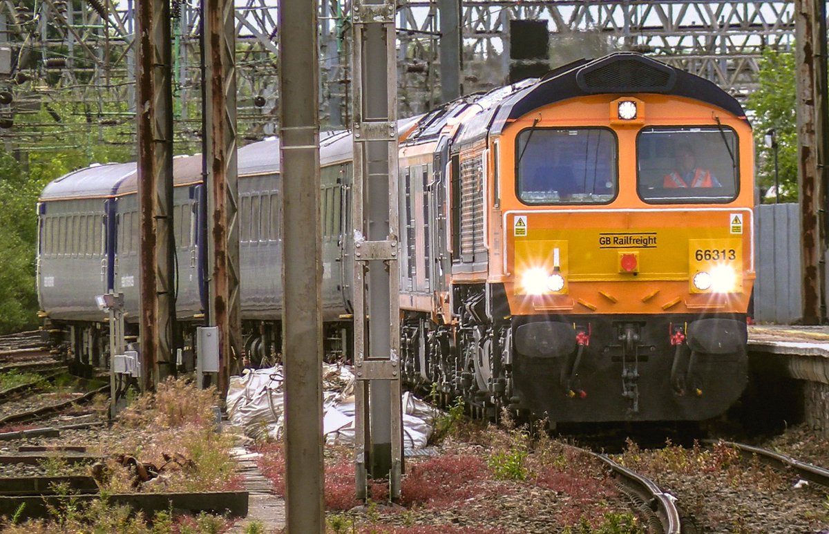 SydneyBridgeTMD's tweet image. 66313 ‘Lucie’ leading 99001 arriving onto P12 on another test run working 5Q38 Leicester Loco Inspection Point to Crewe with @colasgrid at the helm 26/6/25 #Class66 #Class99