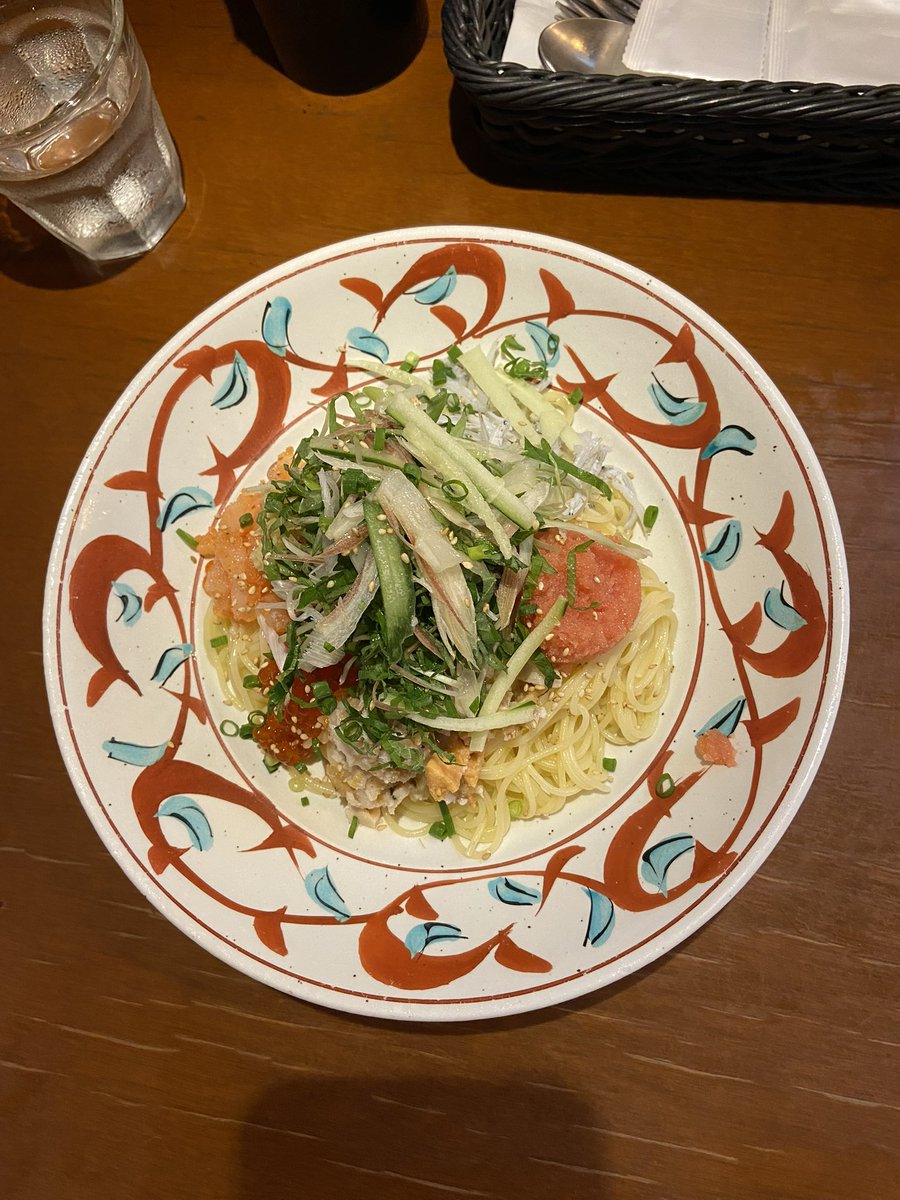 グッモー✌️『冷やし中華』→『冷麺』に続く暑さ対策食事→『冷やしパスタ』。夏季限定でメニューに載ってましたよ♪早速、“冷製『フェデリーニ』を焦らず“冷静“に大盛りを注文🙇‍♂️🔨明太子・帆立・いくら・アオリイカ・しらす・野菜と盛り沢山の“具“。これぞ“具ッモー✌️“美味しかった、“具ッド“👍🤗