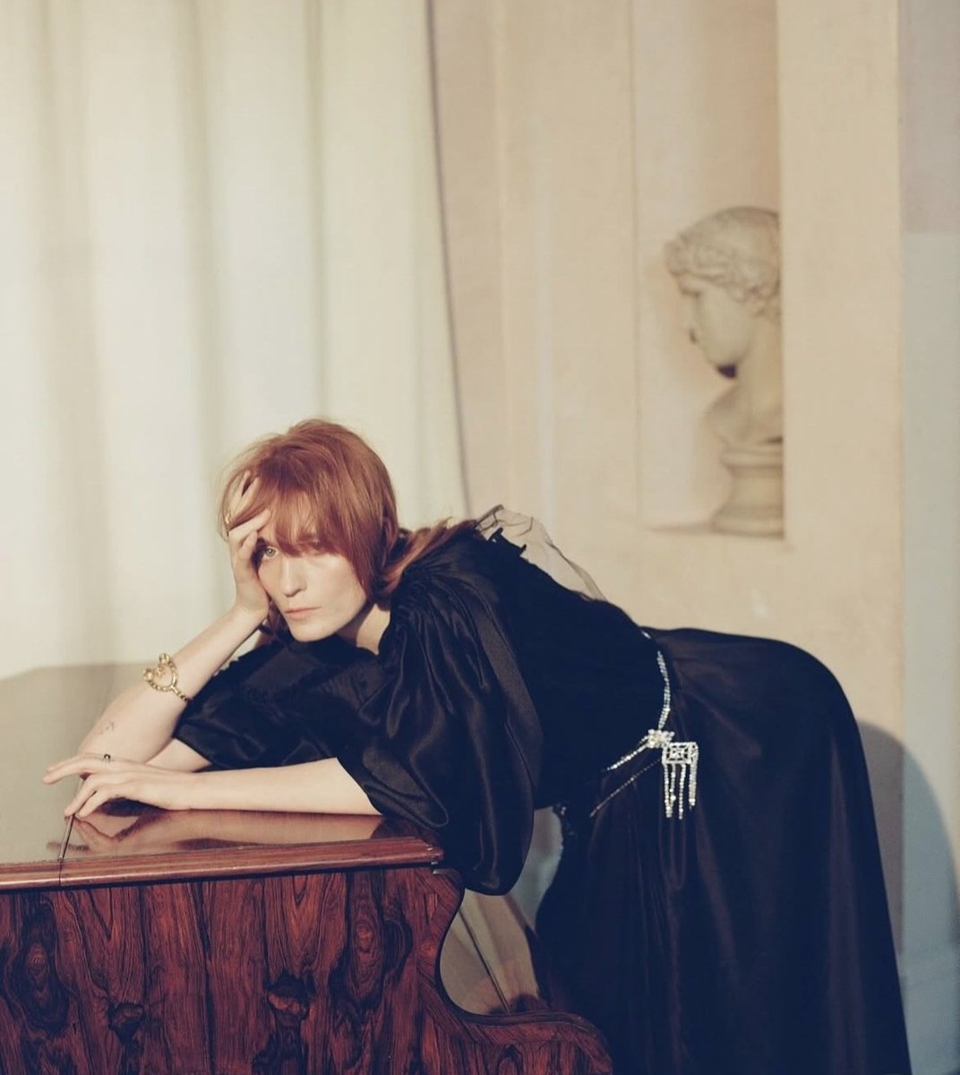 FATMFanClub's tweet image. Outtakes of Florence Welch photographed by @hudsonphoto1 for @harpersbazaarus in 2019

Via @SarahReygate