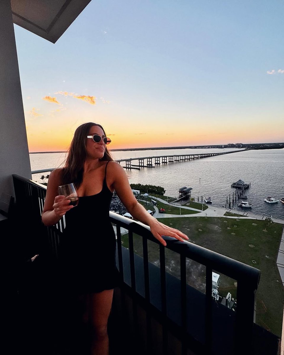 Catching that golden hour magic, one sip at a time. 🌅🍷

[📸: IG/ssschwartz]