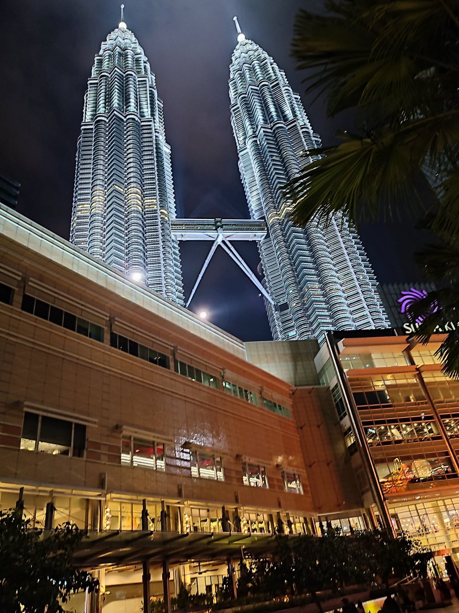 MatRejab3's tweet photo. healing nite klcc https://t.co/fUSjpDWyuC