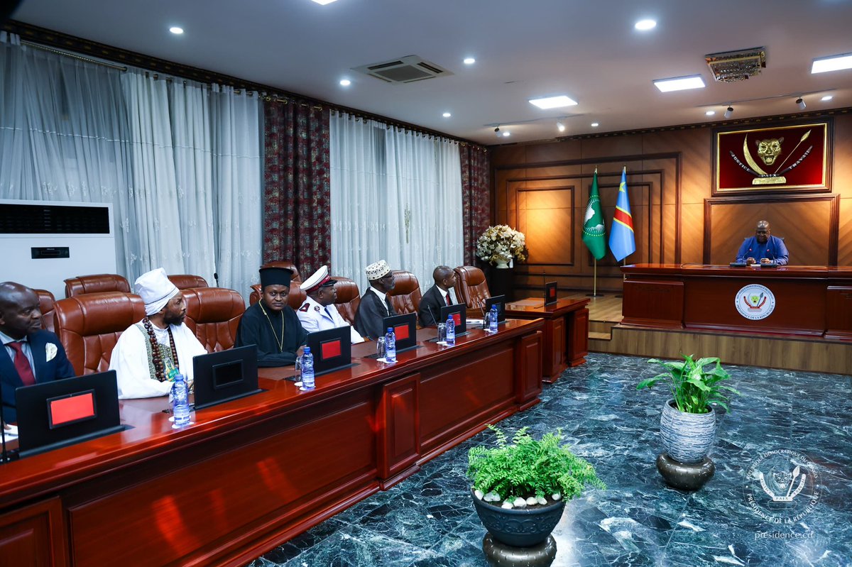 Presidence_RDC's tweet photo. Quelques jours après les Catholiques et Protestants, ce jeudi à la Cité de l’Union Africaine, le Président de la République, Félix Antoine Tshisekedi Tshilombo, a conféré avec la plateforme des confessions religieuses au sujet du dialogue entre Congolais.

À ce sujet, l’Archevêque et représentant légal de cette plateforme, Évariste Ejiba Yamapia, a indiqué « qu’il n'y a pas seulement la CENCO et l'ECC, mais aussi l'initiative interprofessionnelle pour la paix et la réconciliation en RDC, que les confessions religieuses mettent à la disposition des Congolais ».

Selon l’Archevêque Ejiba Yamapia, sa plateforme a reçu le quitus du Chef de l’État pour poursuivre sa démarche en intégrant la CENCO et l’ECC.
https://t.co/K9g0hOSXL4