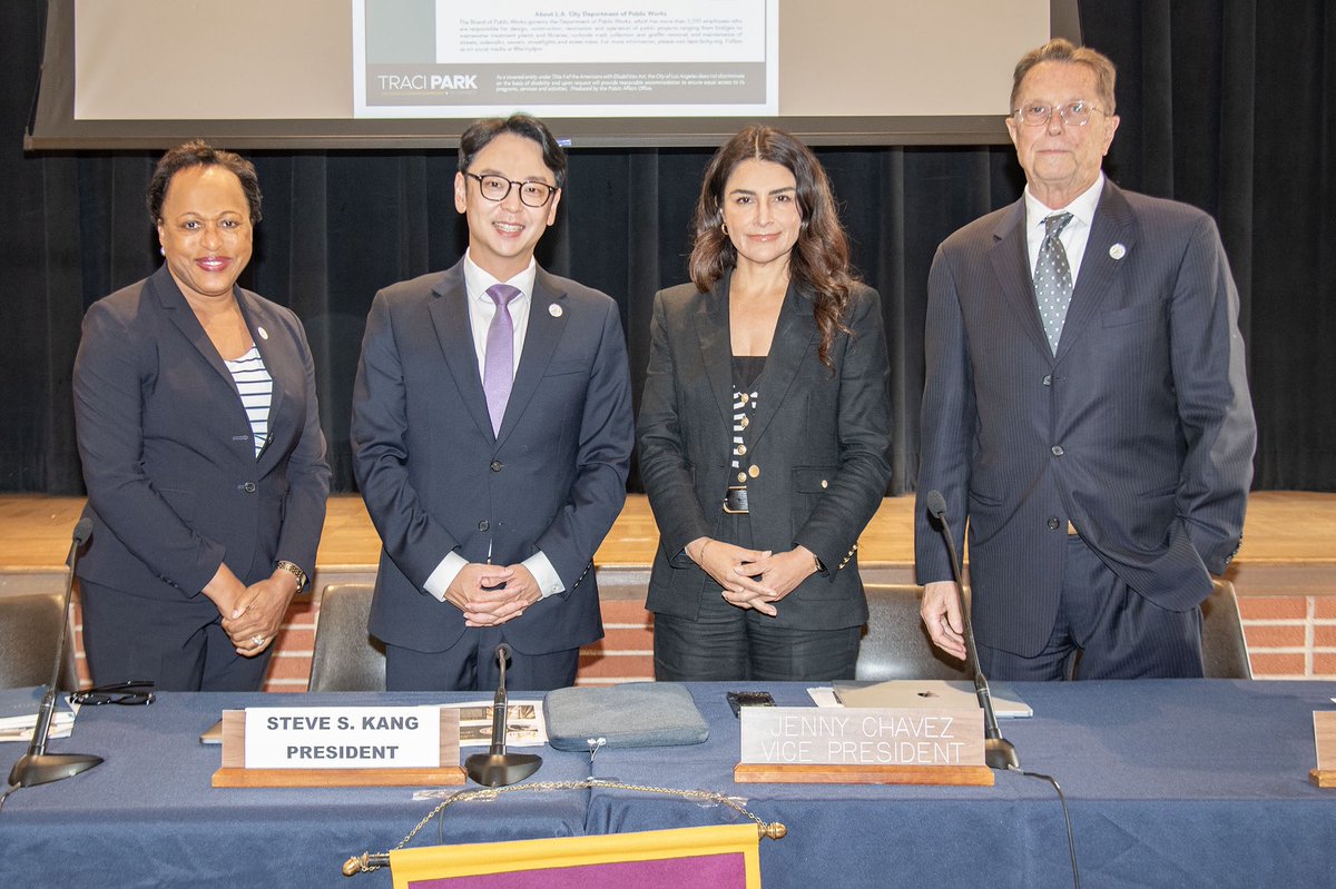 BSSLosAngeles's tweet image. StreetsLA was proud to participate in last night's @lacitydpw town hall in Westchester.
Thank you to the #CD11 residents who came to learn more about public works and to ask important questions related to street paving, tree trimming and more.
For assistance, visit @myla311.