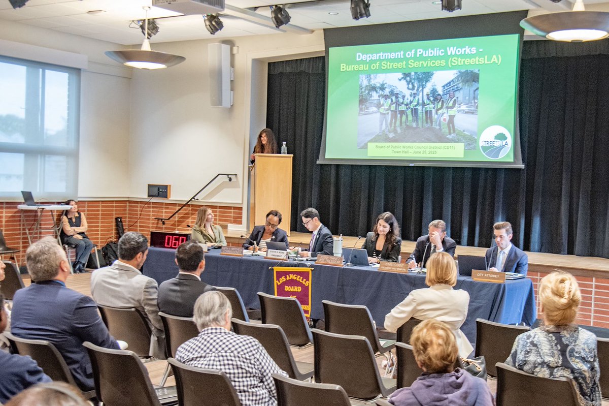 BSSLosAngeles's tweet image. StreetsLA was proud to participate in last night's @lacitydpw town hall in Westchester.
Thank you to the #CD11 residents who came to learn more about public works and to ask important questions related to street paving, tree trimming and more.
For assistance, visit @myla311.