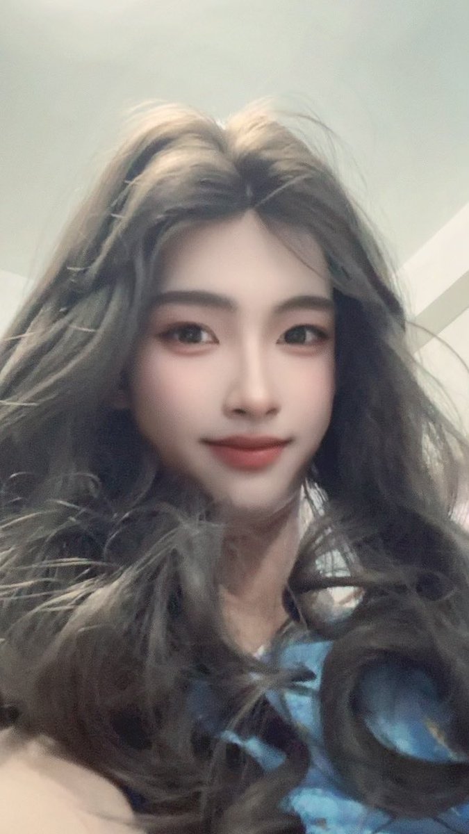 jkiihs's tweet photo. 哈哈哈哈哈哈抖音美颜真的强大👀 https://t.co/WzbQVHWh6D