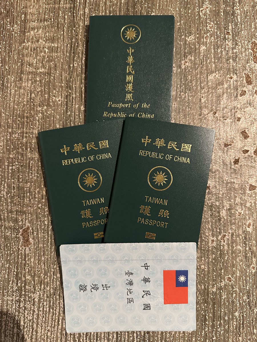 zhenlishen's tweet photo. 台湾那边亲戚送我收藏的过期护照里面，就有这款：2008款增加芯片的 中華民國護照（2003年起封面增加Taiwan字样）。封面汉字直书那款（发行期间1980 - 1995）的持有人（他们的父亲）因为是海外侨民（即：中華民國無戶籍國民），彼时（1990年代）出台湾境需出境证，入境台湾需（临人字）回台加签。 https://t.co/tpfRoVtvo9