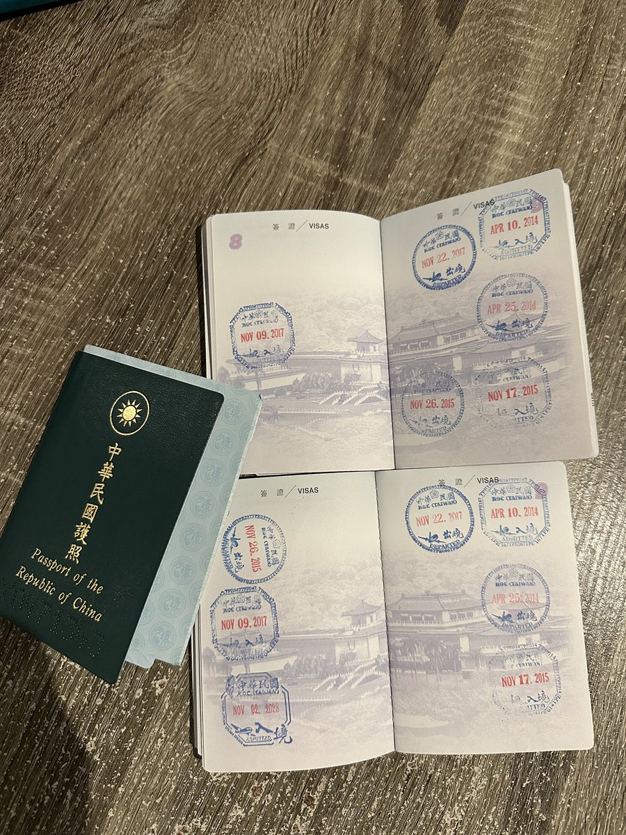 zhenlishen's tweet photo. 台湾那边亲戚送我收藏的过期护照里面，就有这款：2008款增加芯片的 中華民國護照（2003年起封面增加Taiwan字样）。封面汉字直书那款（发行期间1980 - 1995）的持有人（他们的父亲）因为是海外侨民（即：中華民國無戶籍國民），彼时（1990年代）出台湾境需出境证，入境台湾需（临人字）回台加签。 https://t.co/tpfRoVtvo9