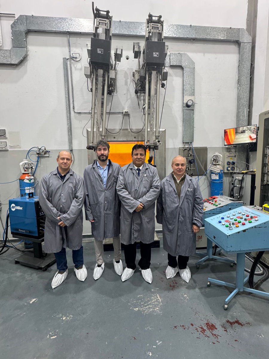 En nuestra planta de fuentes selladas en Ezeiza, Fabián Moreira, presidente de Dioxitek, recibió a Rolando Páucar Jáuregui, presidente del Instituto Peruano de Energía Nuclear, como parte de un convenio de cooperación que fortalece los lazos estratégicos entre ambos países. 🇦🇷🇵🇪