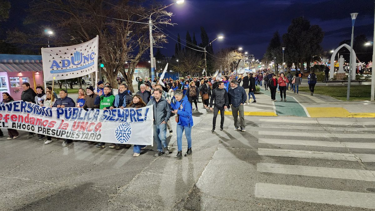 UNComa_oficial's tweet photo. Producto del desfinanciamiento y el atraso salarial "más de 100 docentes" ya renunciaron a sus cargos en la universidad, dijo esta tarde el vicerrector de la UNCo, Paúl Osovnikar, al hablar en el cierre de la marcha de las antorchas. https://t.co/23S0XiMei0