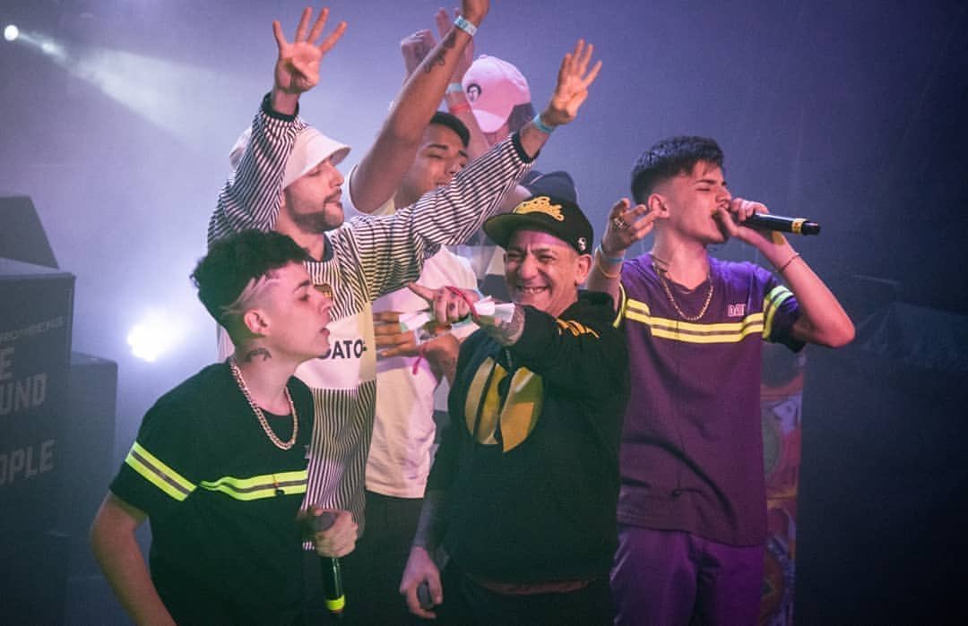 “le dije a mamá confía en mi, voy a vivir de esto” y así empezaba este lindo viaje con solo 17, no había nada certero, solo ganas y unos cuantas personas que creyeron en él y lo acamparon a día de hoy, lo voy a repetir siempre, aquel showcito en la trastienda donde todo empezó.