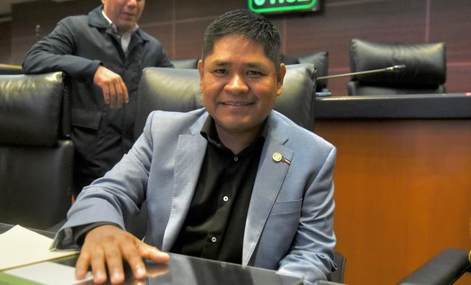 🔴⚡️#ULTIMAHORA 
Erasmo Catarino, cantante del show de la Academia, protestó hoy como Senador de la República.
💥Ya lo decía Monsi, en México lo único serio es la lucha libre...